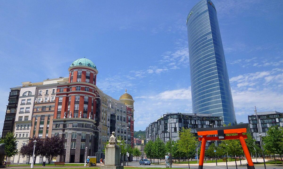 Bilbao corta tres meses la Plaza Euskadi para dar forma al paseo cultural entre museos