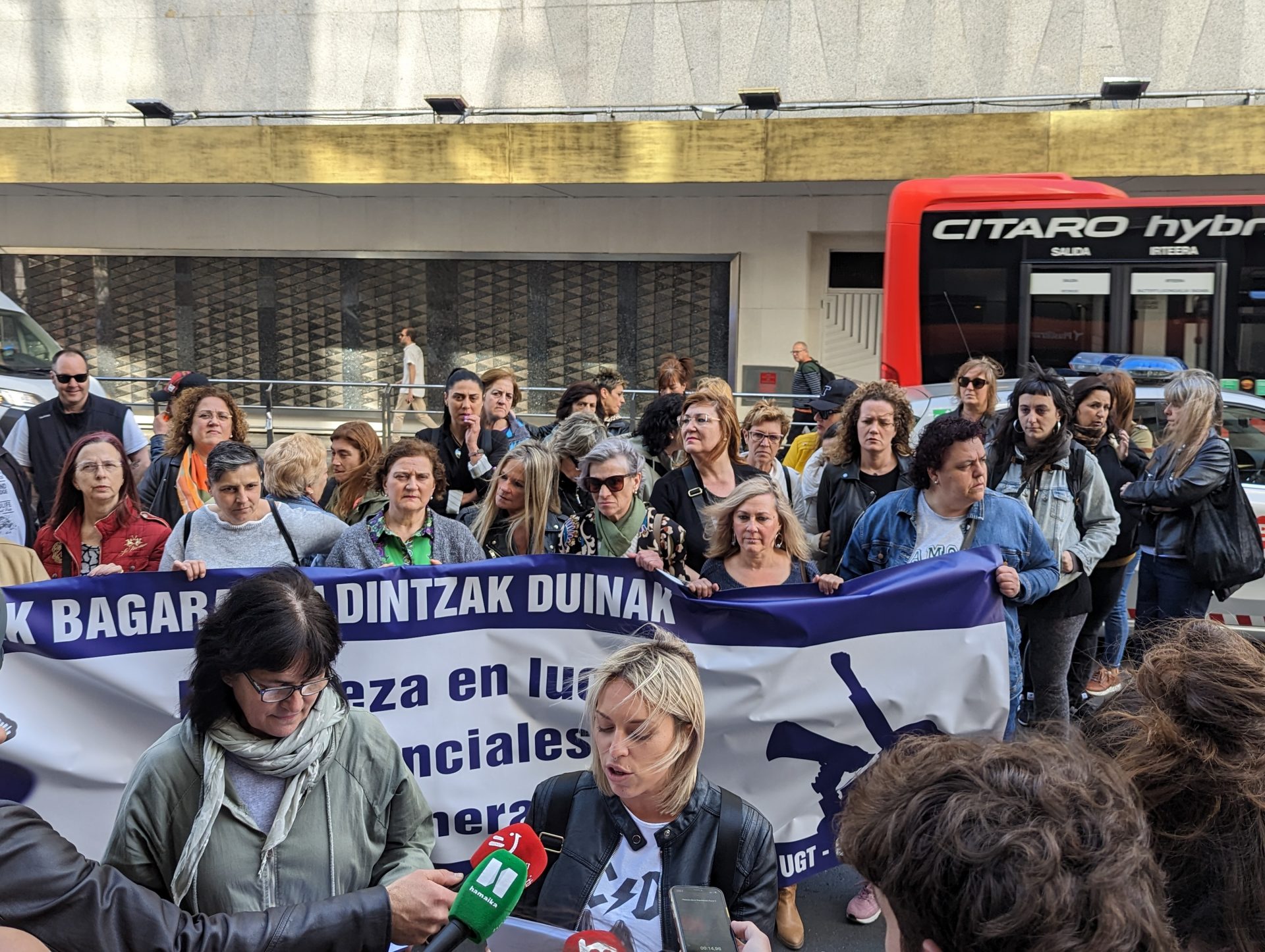 Las trabajadoras de la limpieza de Osakidetza se movilizan | Radio Nervión