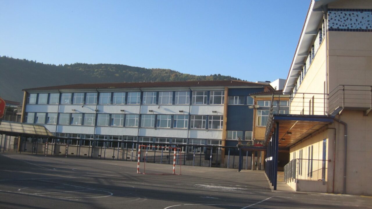 Aulas a 30 grados y cartulinas en las ventanas: las familias del colegio Pagasarribide denuncian una «situación límite» por la ola de calor