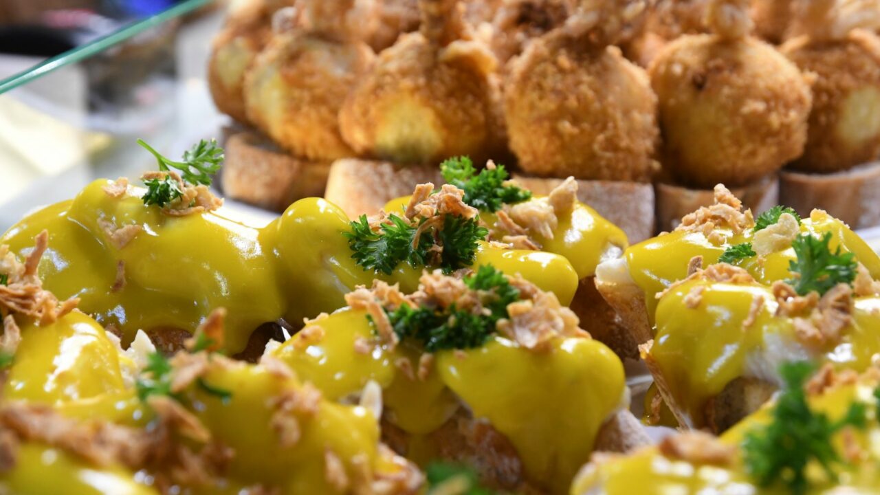 Bilbao apura el puente del Pilar con una tradición que conquista a turistas: ir de pintxos