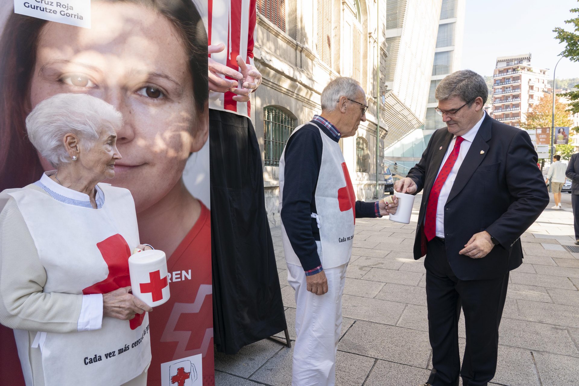 Bilbao apoya a la Cruz Roja en el Dia de la Banderita | Radio Nervión