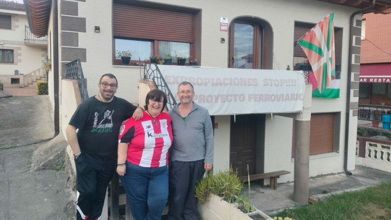 «Esto se hizo a espaldas del pueblo»: la denuncia de una vecina ante el proyecto ferroviario que transformará Zalla