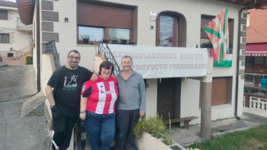 «Esto se hizo a espaldas del pueblo»: la denuncia de una vecina ante el proyecto ferroviario que transformará Zalla