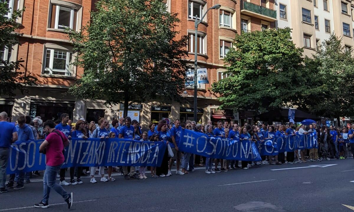 Familias de Osotu cumplen un mes de huelga de hambre y exigen al Gobierno Vasco una solución inmediata