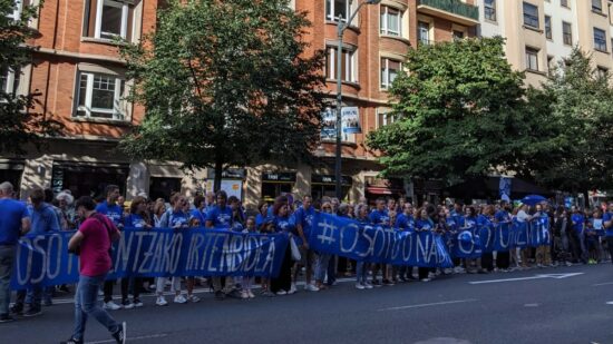 Familias de Osotu cumplen un mes de huelga de hambre y exigen al Gobierno Vasco una solución inmediata