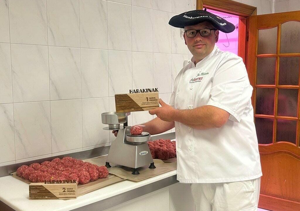 Jon, el carnicero de Zalla que hace la mejor hamburguesa innovadora de Euskadi