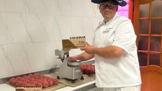 Jon, el carnicero de Zalla que hace la mejor hamburguesa innovadora de Euskadi
