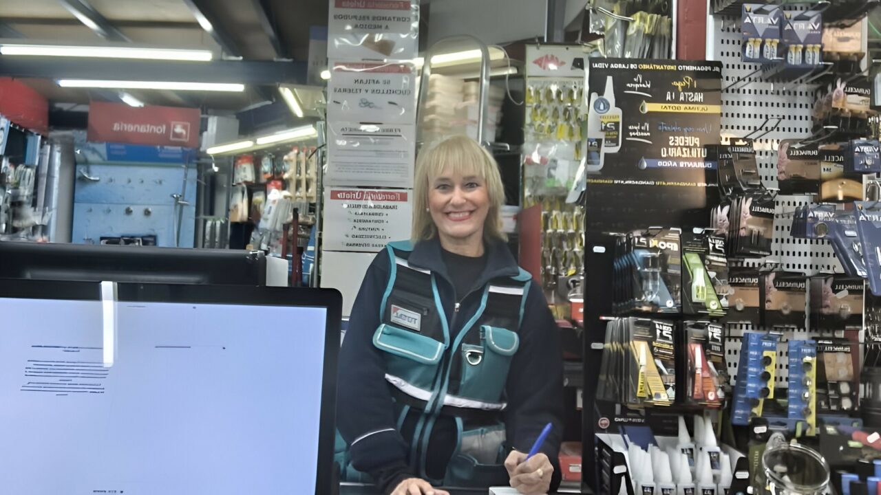 Sonia, ferretera, vende makilas por Santa Agueda: «La tradición sobrevive gracias a los colegios»