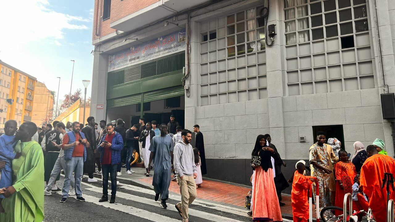 Así se vive la Fiesta del Cordero en Bilbao: oración, ropa nueva y solidaridad