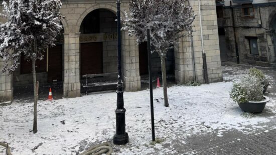 Una nevada en Orduña sorprende a vecinos y visitantes en pleno julio