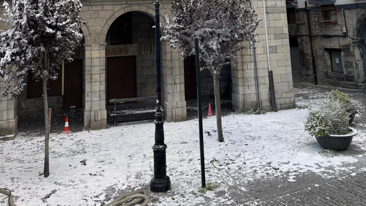 Una nevada en Orduña sorprende a vecinos y visitantes en pleno julio