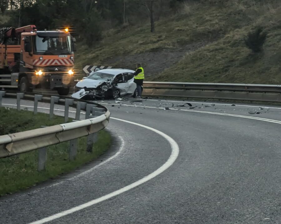 Dos heridos tras una colisión en el alto de Trabakua