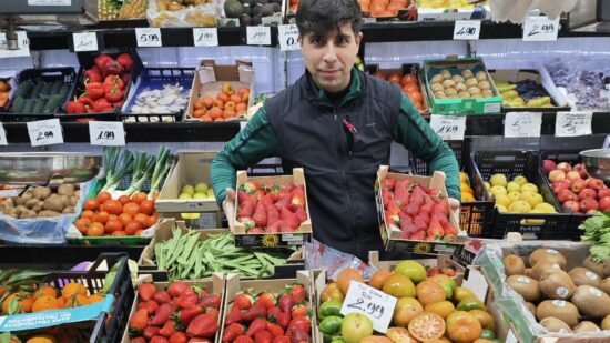 El frutero de barrio que triunfa en TikTok aclarando que la temporada de las fresas ya ha empezado