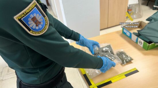 Detenido en Sopela tras recoger un paquete con casi 100 gramos de marihuana enviado desde Francia