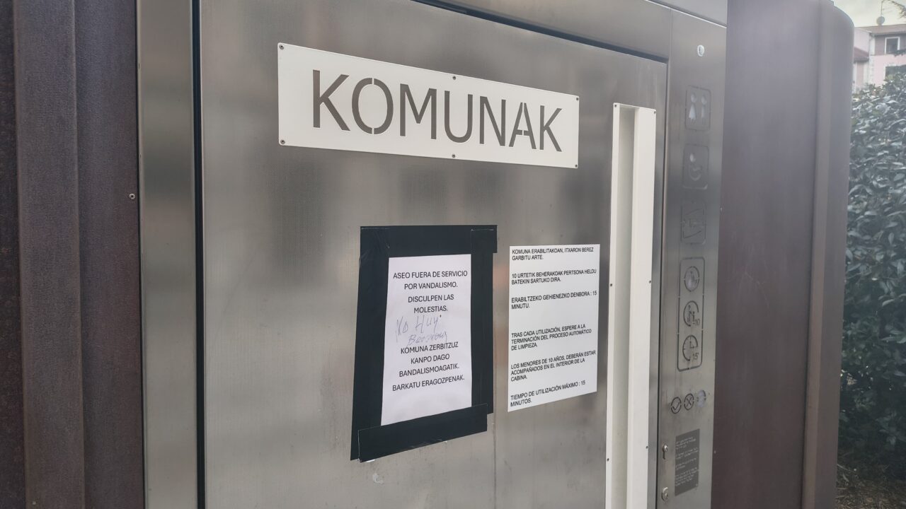 Quejas por los baños públicos cerrados en Barakaldo: el de Herriko Plaza lleva semanas fuera de servicio