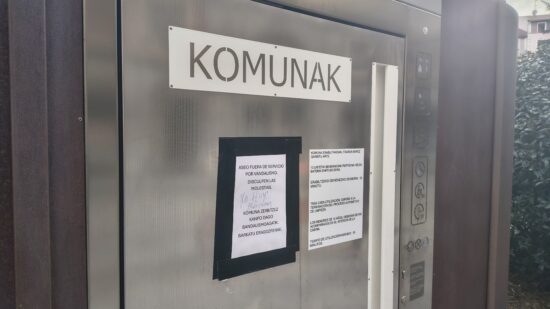 Quejas por los baños públicos cerrados en Barakaldo: el de Herriko Plaza lleva semanas fuera de servicio