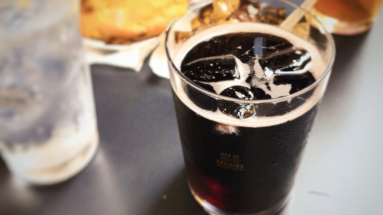 El Kalimotxo cumple años: la bebida que nació de un vino picado y acabó siendo leyenda