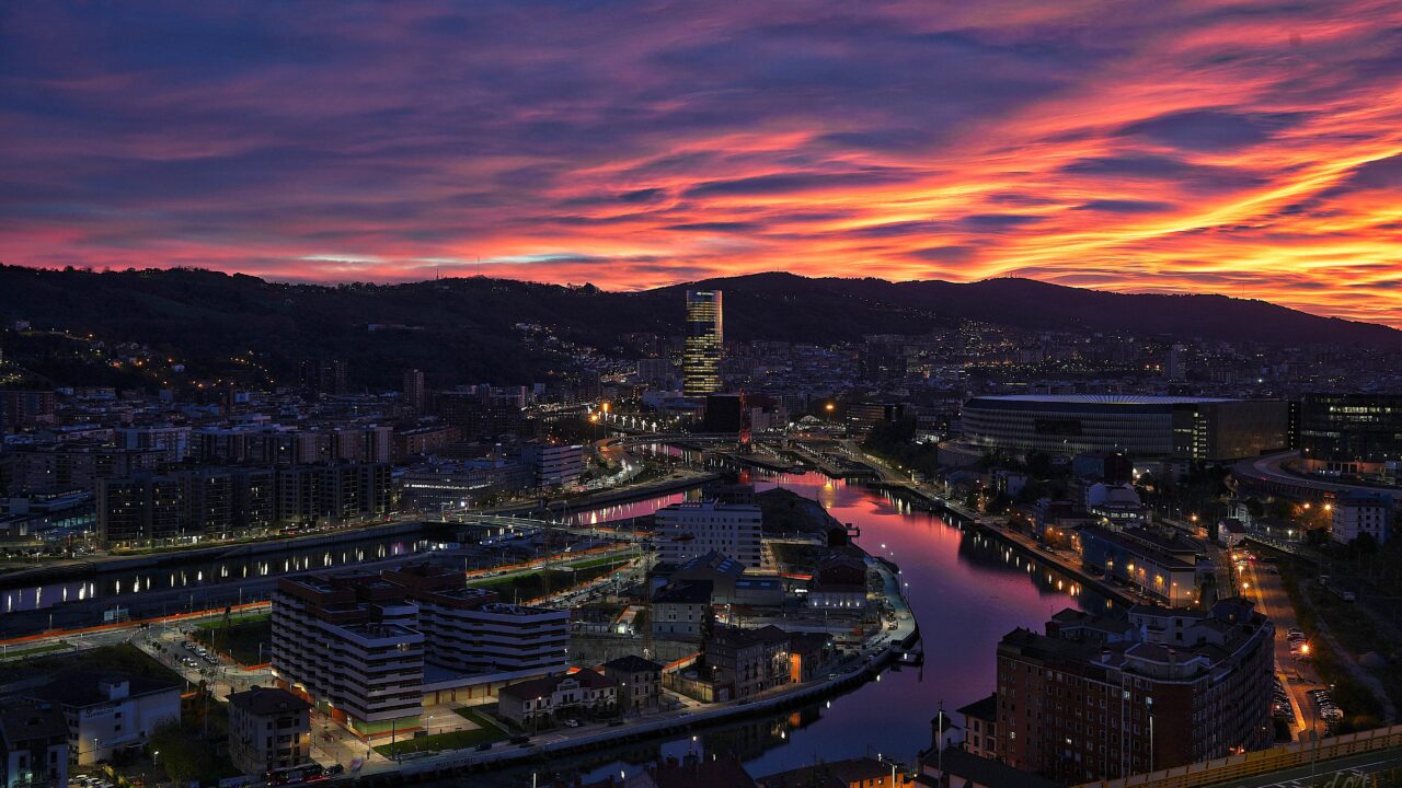 ¿Por qué los amaneceres rojizos se repiten estos días en Bizkaia?