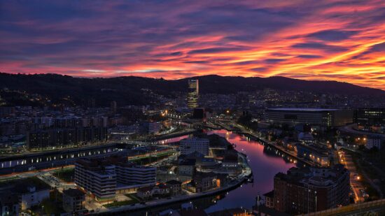 ¿Por qué los amaneceres rojizos se repiten estos días en Bizkaia?