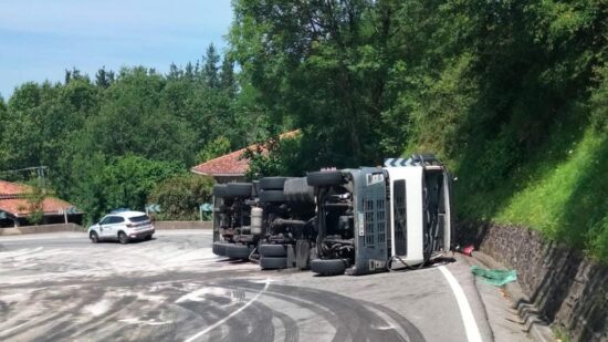 Un camión vuelca en el puerto de Barazar y bloquea la N-240 en ambos sentidos