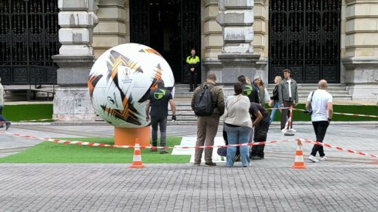 Bilbao se engalana: los bancos se convierten en banquillos de la Europa League