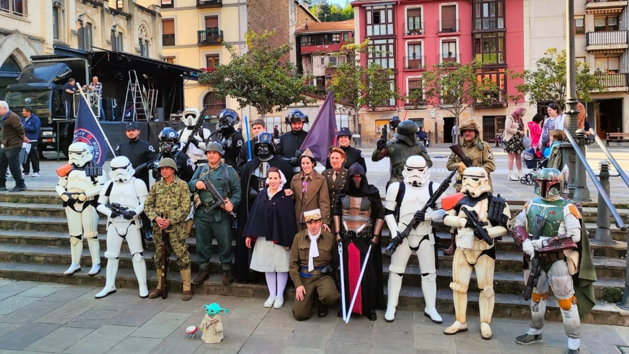 Balmaseda se convierte en un plató de cine: dinosaurios, cortos exprés y hasta jedis en Balmaexpress