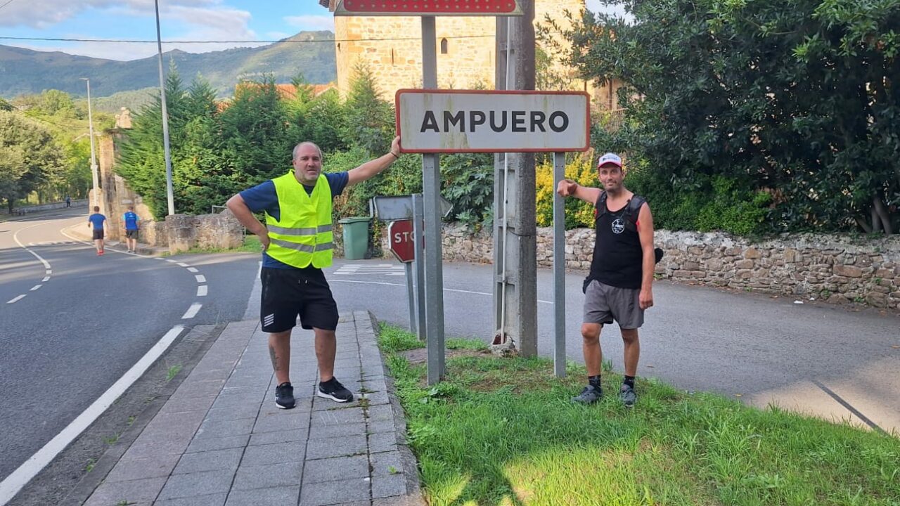 Fervor y fútbol: dos amigos marchan a la Bien Aparecida de Ampuero con un deseo para el Athletic