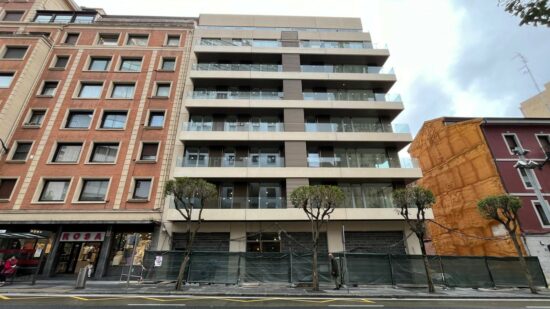 El edificio que sustituye al mítico Rimbombín en Bilbao ya está casi  terminado