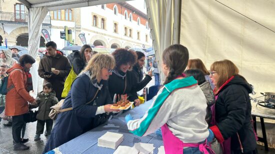 Mungia vive el día grande de las fiestas de San Antontxu pese a la lluvia