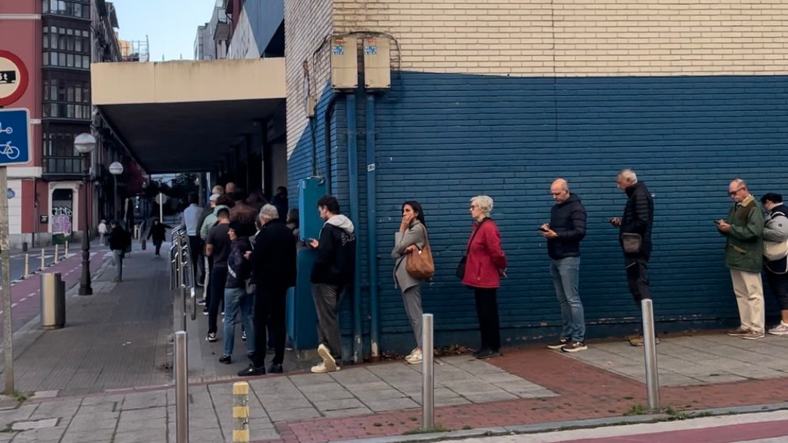 Arranca en Bilbao la vacunación masiva contra la gripe con largas colas en La Casilla