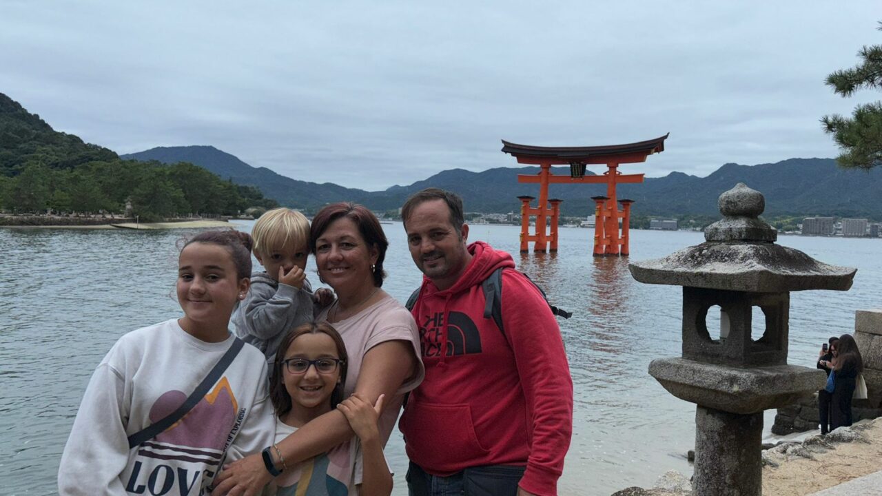 Varias mochilas y un viaje: una familia de Sodupe deja atrás la rutina para vivir diferente