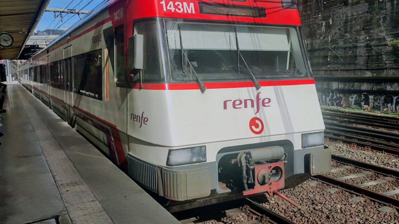 Renfe denuncia la agresión a dos viajeros y los daños causados por grafiteros en Ollargan