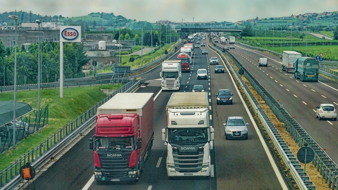CCOO y UGT pactan con Asetrabi subidas salariales y mejoras laborales en el transporte de mercancías de Bizkaia