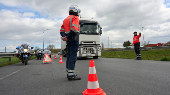 Detenido en Idiazabal un conductor que transportaba ilegalmente a 14 personas en una furgoneta