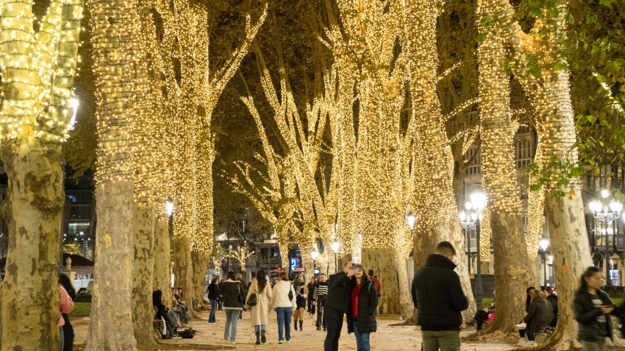 Bilbao comienza a vestirse de Navidad con nuevas instalaciones