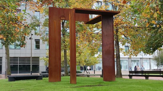 Bilbao rinde homenaje a todas las víctimas del terrorismo con una estatua