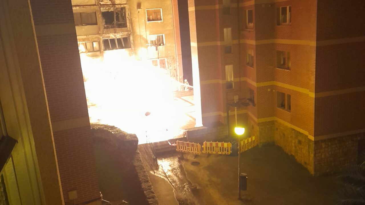 El incendio de Barakaldo deja un herido leve y cuatro familias desalojadas