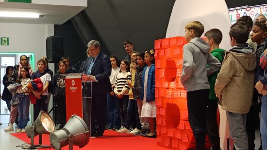 Bilbao ha organizado una lectura pública para conmemorar el Día de la Infancia