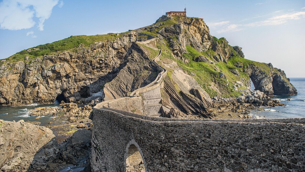 Rocadragón se cerrará durante el eclipse: así afectará la medida a quienes quieran visitar Gaztelugatxe