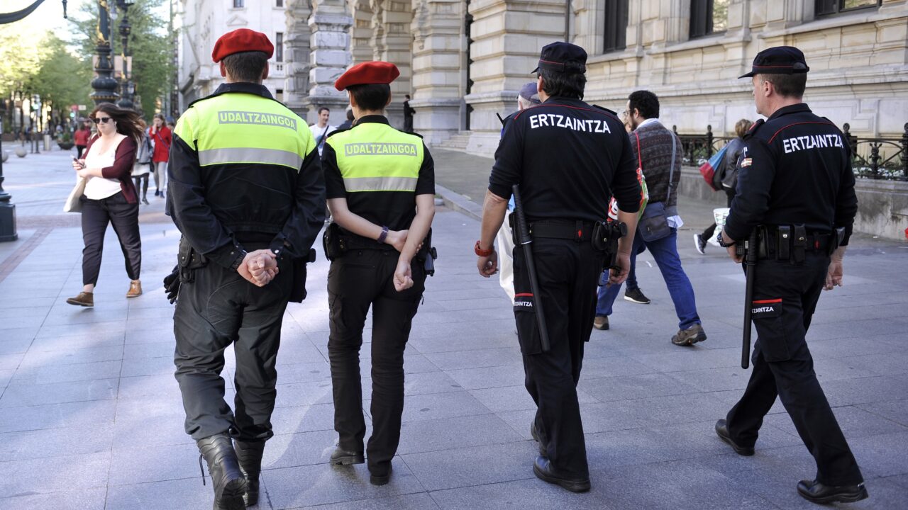 Policía Municipal y Ertzaintza refuerzan la seguridad en Bilbao durante la Navidad y las rebajas