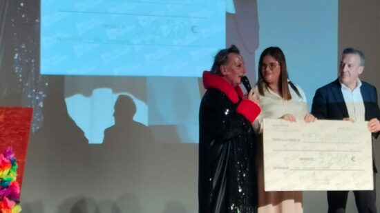 Entrega del cheque de 5280 euros a Danel en las precampanadas solidarias