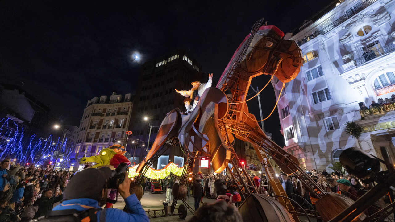 La kalejira de Olentzero y Mari Domingi afectará al tráfico este lunes en Bilbao