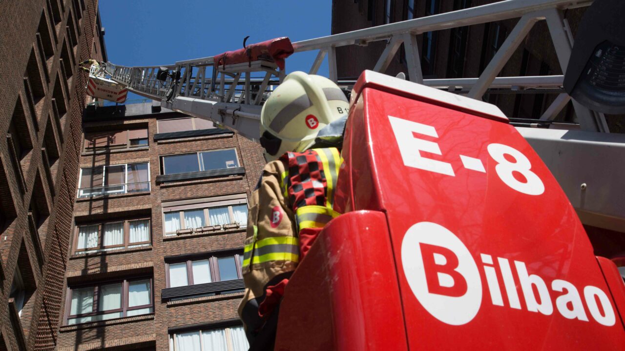 Un incendio en el barrio de La Peña deja dos heridos graves