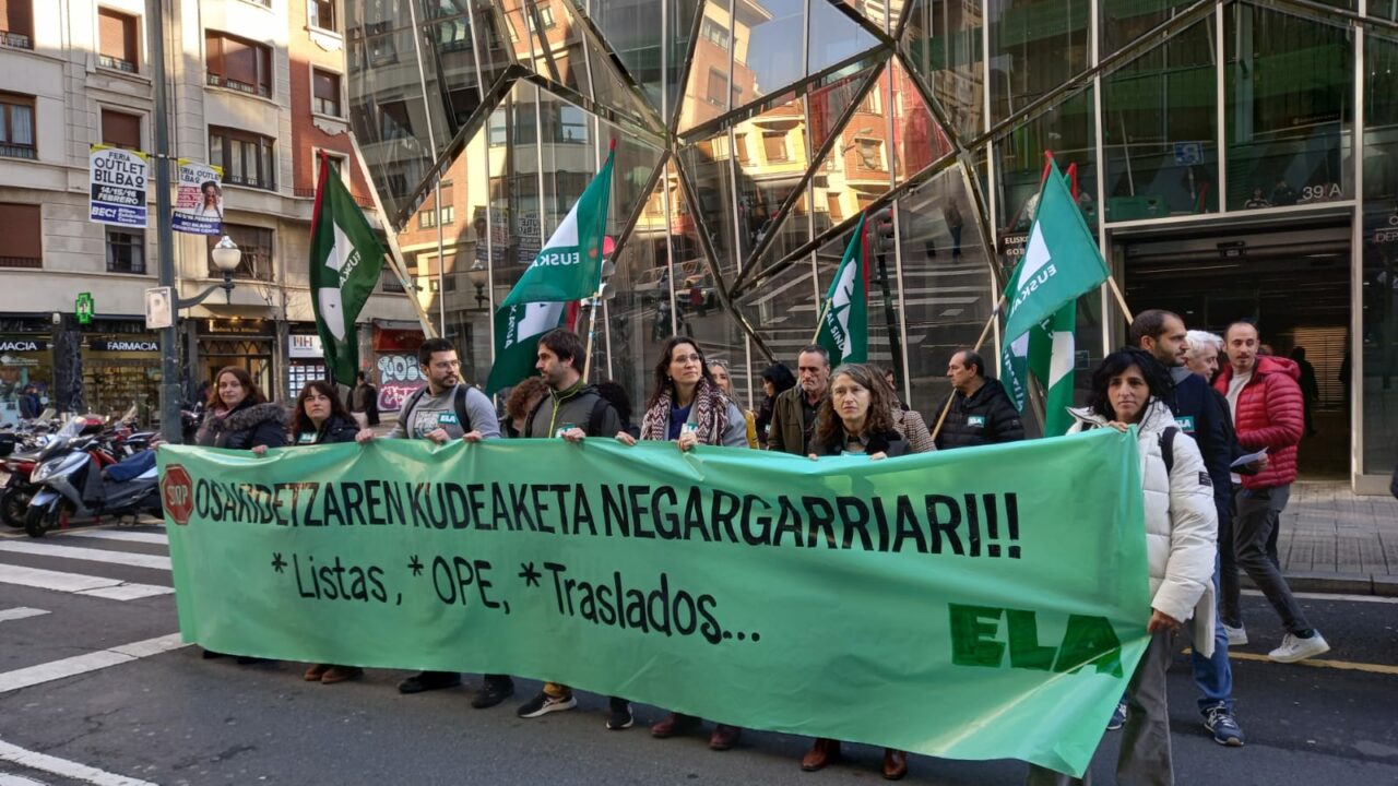 ELA se concentra para denunciar la gestión de Osakidetza