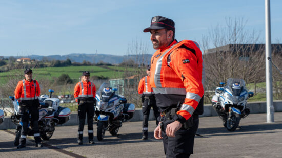 La Ertzaintza incorpora chalecos airbag y nuevos uniformes para sus motoristas