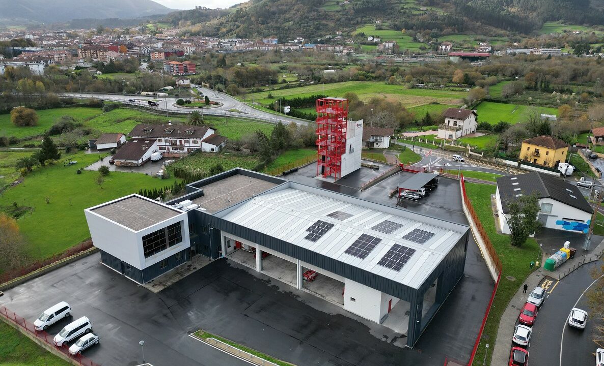 Más de la mitad del consumo energético de los parques de bomberos de Bizkaia ya es solar