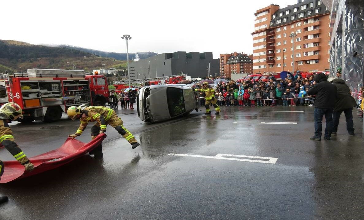 Los Bomberos de Bilbao celebran su jornada de puertas abiertas en Miribilla