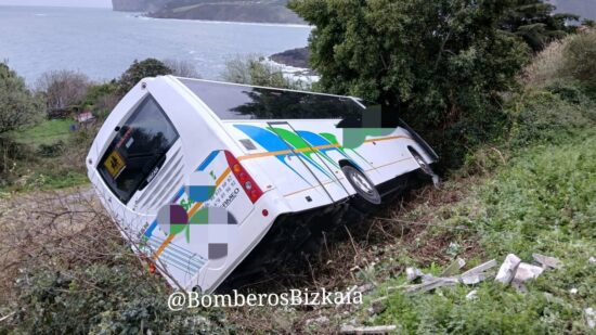 Un autobús escolar sin conductor se sale de la calzada en Mundaka