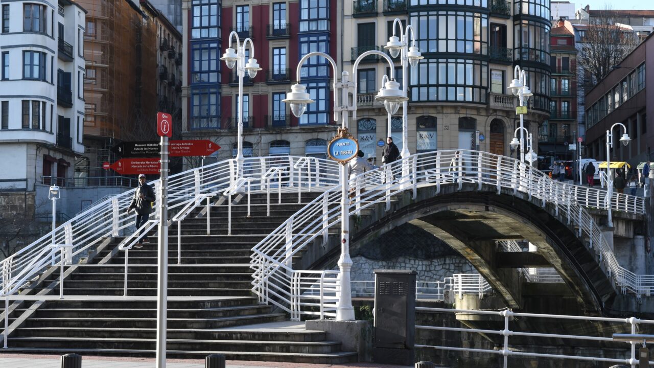 Bilbao amplía el programa para compartir vivienda entre jóvenes y mayores a seis barrios más