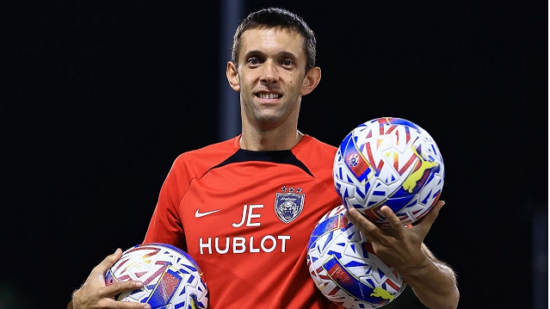 Jon Elorza, entrenador de porteros del Johor Darul Takzim, celebra el éxito continuo del equipo malayo